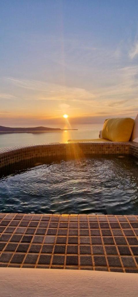 Esmi Suites Santorini 8