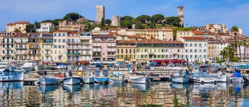 3BR Sea View Apartment Private Terrace Steps to Old Town & Palais 8