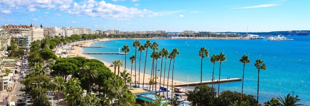 3BR Sea View Apartment Private Terrace Steps to Old Town & Palais 2