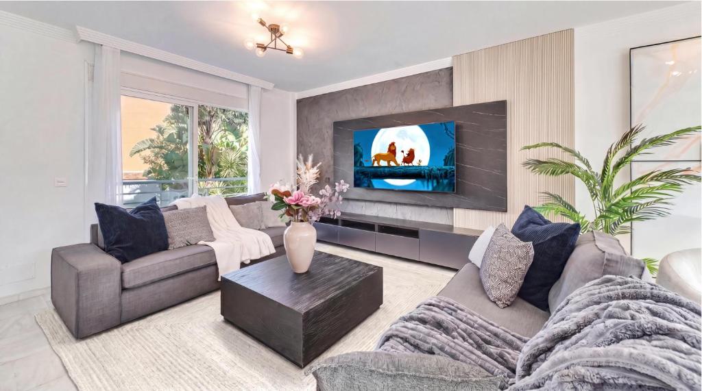 VACATION MARBELLA I Sunny Camelia Villa Heated pool, Recently Renovated, Best Residential Neighborhood in Benalmadena, Short walk to the beach, Cinema Room 5