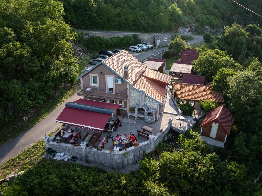 Vikendica,Bungalovi Lipska pećina 3