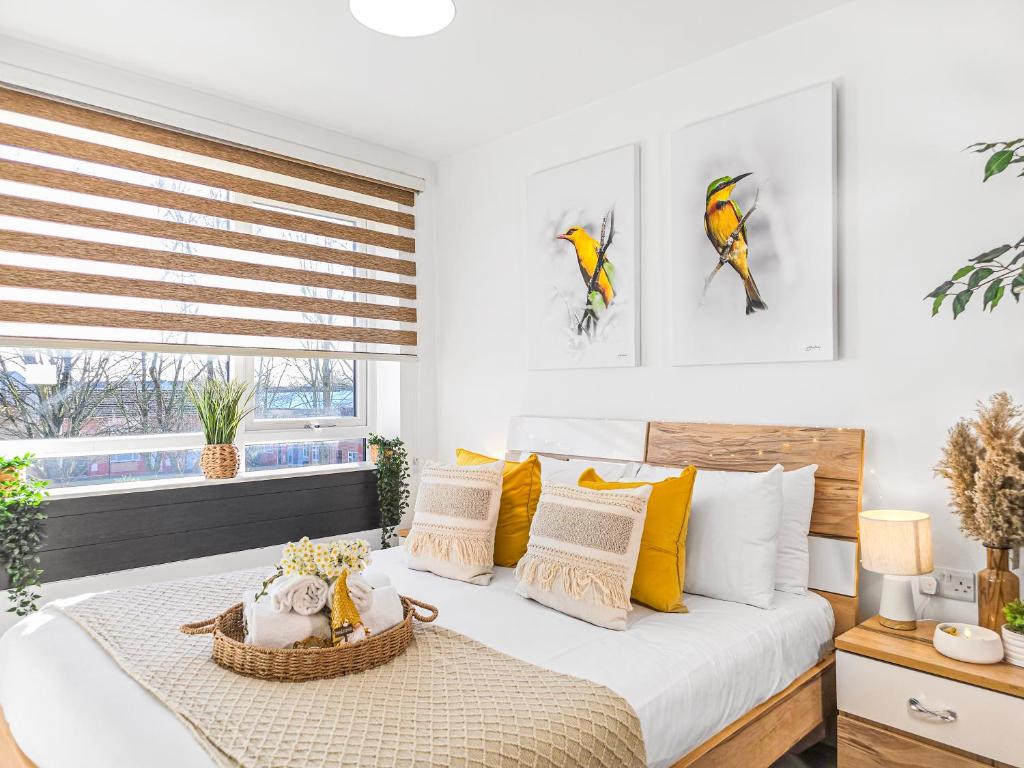 The Cozy Chapter - Spacious Apartments Near Manchester City Centre & Old Trafford 3