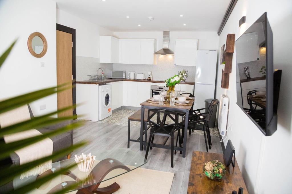 The Cozy Chapter - Spacious Apartments Near Manchester City Centre & Old Trafford 3