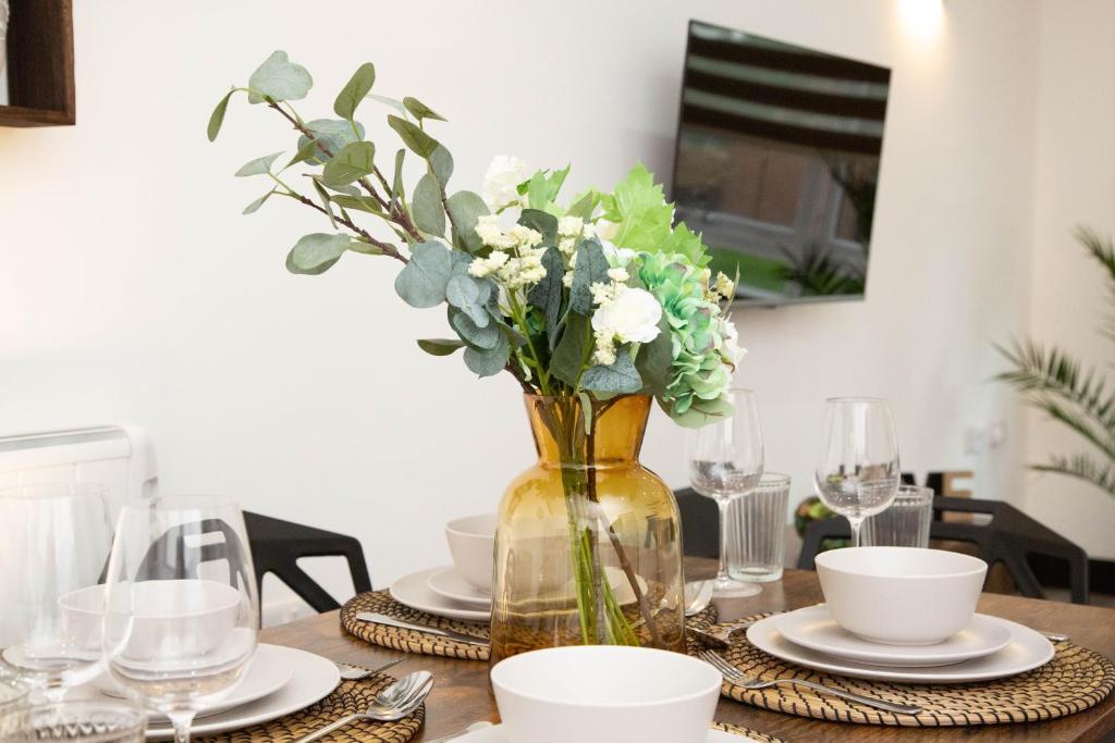 The Cozy Chapter - Spacious Apartments Near Manchester City Centre & Old Trafford 4