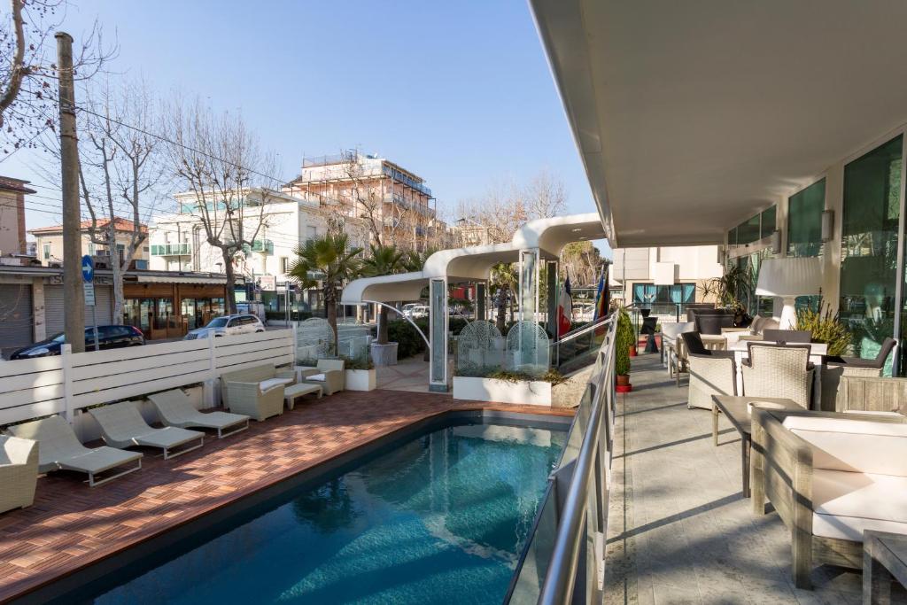 une piscine sur le toit d'un immeuble dans l'établissement Best Western Maison B Hotel, à Rimini