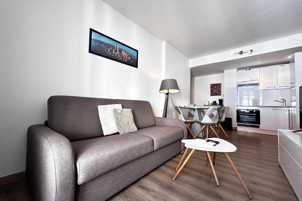 One-bedroom apt with balcony on Rue Hoche 4