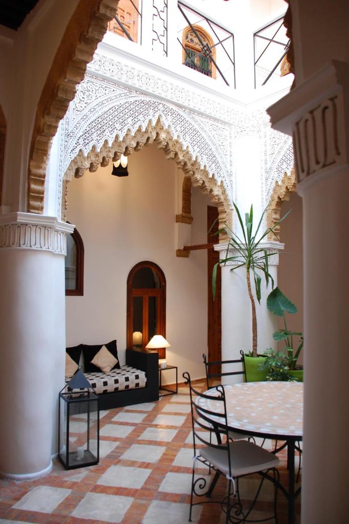 un salon avec une table et un canapé dans l'établissement Riad Dar Soufa, à Rabat