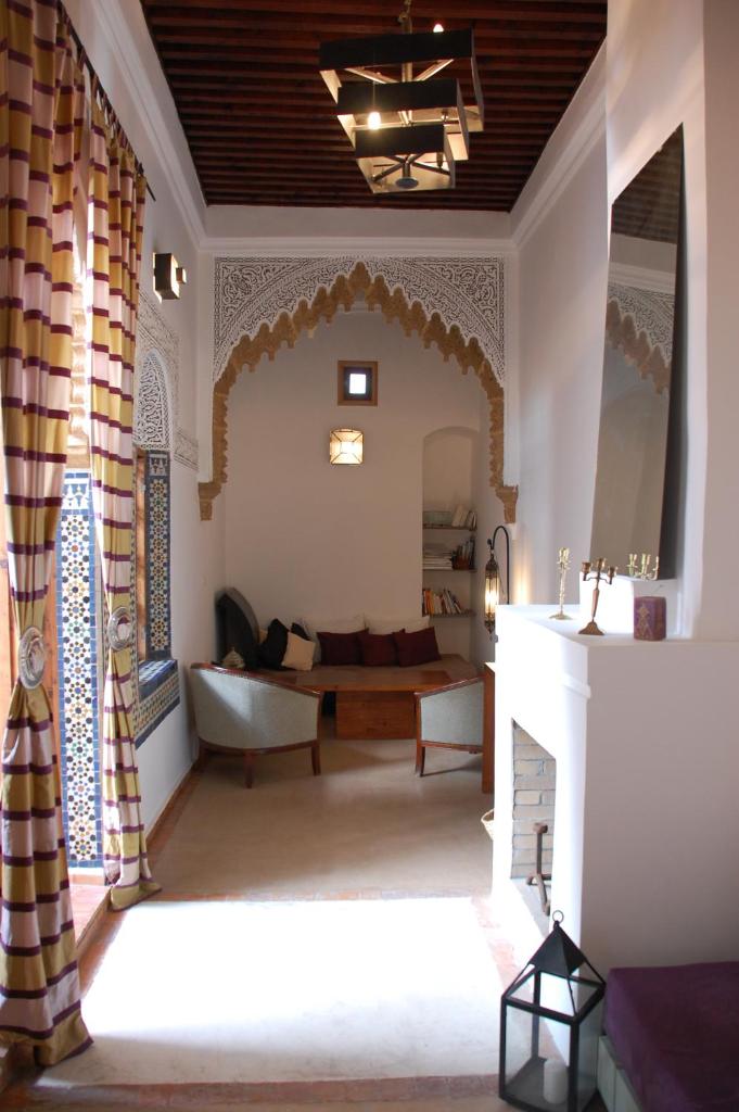 un salon avec un canapé et une cheminée dans l'établissement Riad Dar Soufa, à Rabat