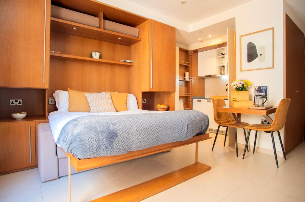Bentley Holiday Apartments - West One 8