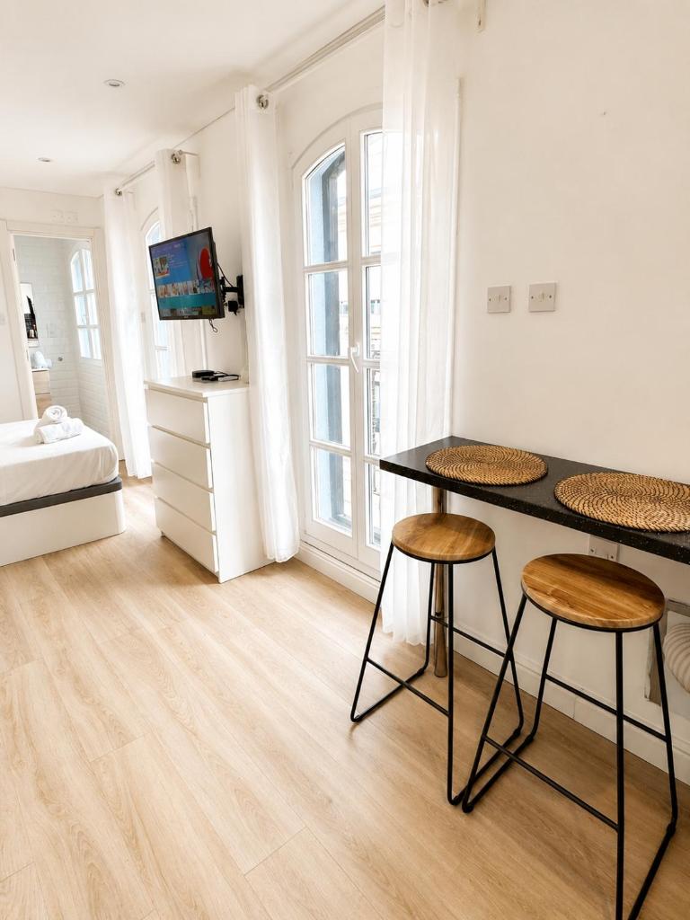 Grand Central House - Classic One Bedroom - GibraltarStay Apartments 5