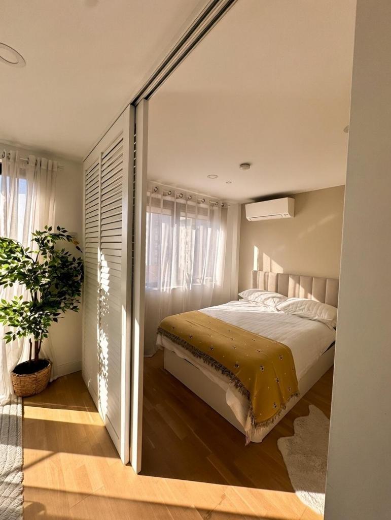 Luxury Executive Studio at Forbes 8