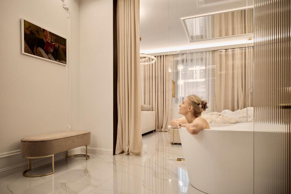 Jacuzzi Mirror Suite Granaria by Downtown Apartments 3