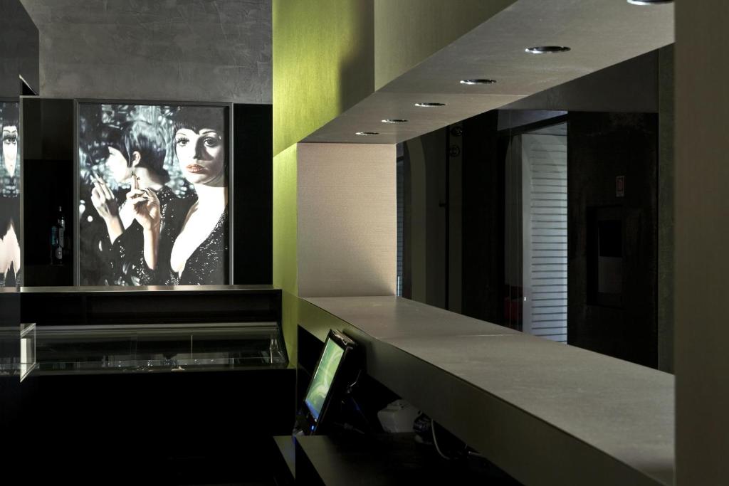 La salle de bains est pourvue d'un grand miroir et d'une peinture murale. dans l'établissement Hotel Romano House, à Catane 65 autres photos