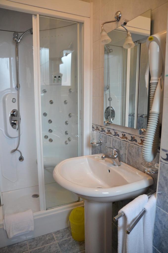 une salle de bain avec un lavabo et une douche dans l'établissement Hotel Diamante, à Francavilla al Mare