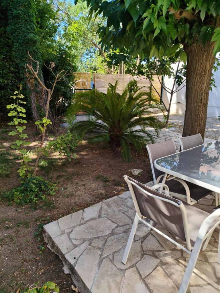 Charmante maison 2 chambres proche du centre jardin 8
