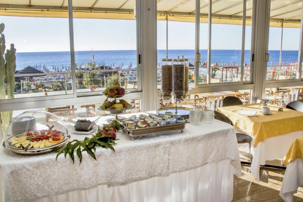 - une table sous forme de buffet dans une chambre avec vue sur l'océan dans l'établissement Hotel Tirreno, à Spotorno