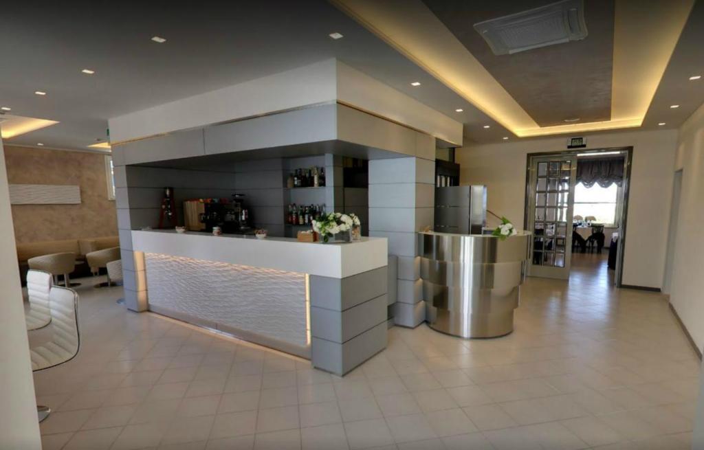 un hall avec un bar dans un bâtiment dans l'établissement Albergo Aquila, à Rimini