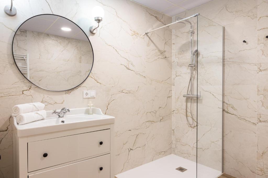 FLORIT FLATS - Urban Retreat Apartments - 4 Guests - AC & WiFi - 15 min to City Centre 5