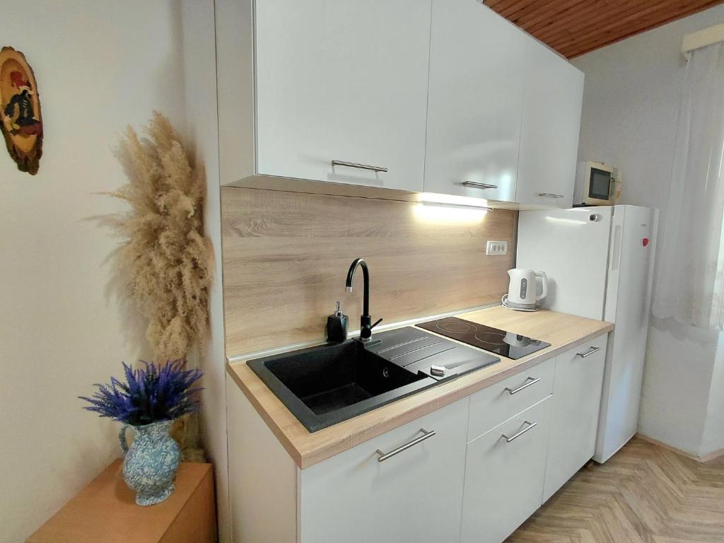 Stone house Zora 4