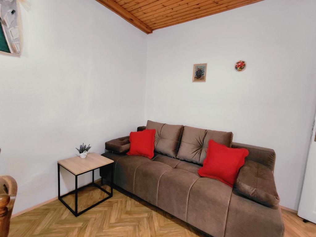 Stone house Zora 8
