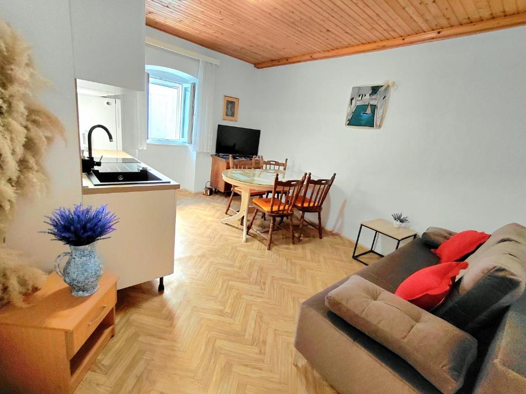 Stone house Zora 2