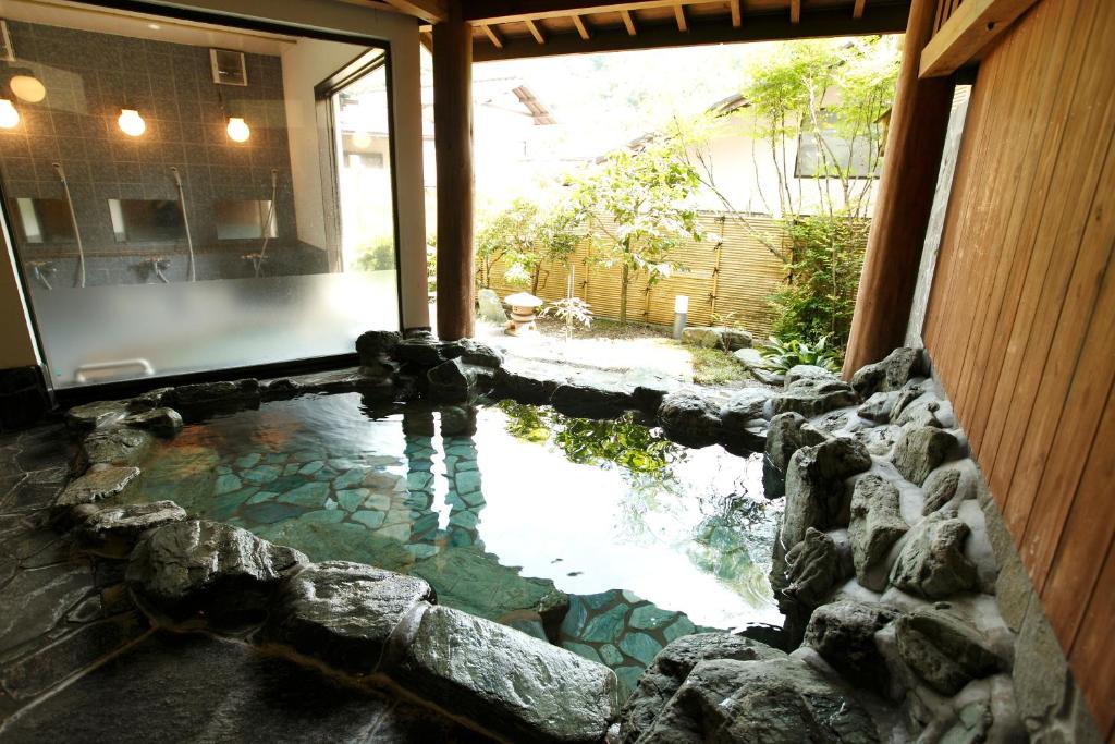 une piscine d'eau au milieu d'une maison dans l'établissement Irorino Yado Sankichi, à Izu