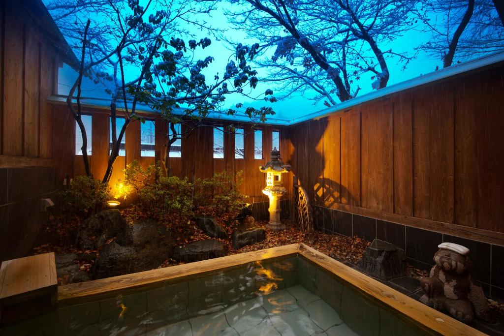- un bain à remous dans le jardin la nuit dans l'établissement Shima Onsen Kashiwaya Ryokan, à Nakanojo