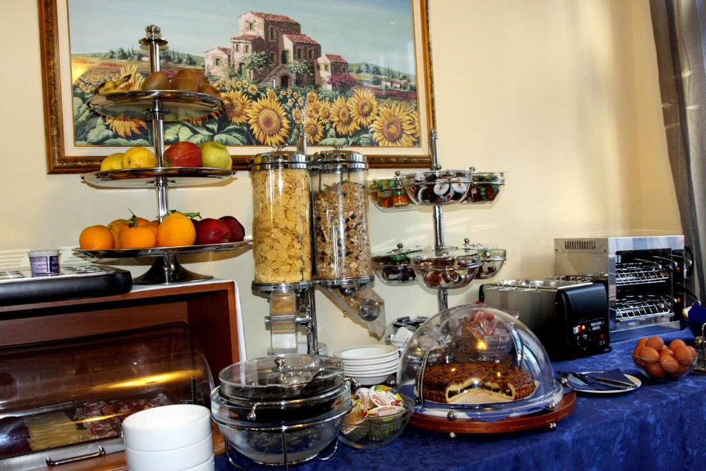 - une table avec un buffet de plats dans l'établissement Villa Gaia Hotel, à Cefalù