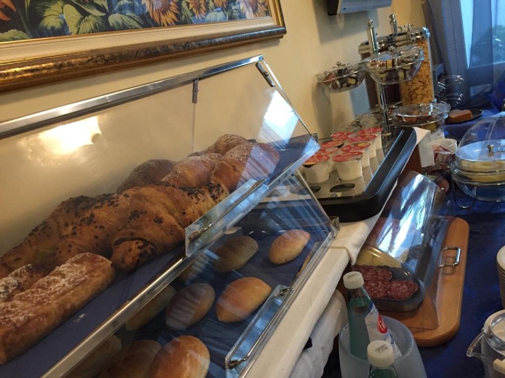 une vitrine avec différents types de pain et de viennoiseries dans l'établissement Villa Gaia Hotel, à Cefalù 26 autres photos