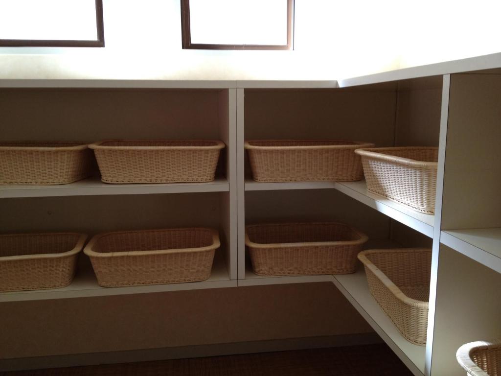 - une promenade dans un garde-manger avec des paniers en osier dans l'établissement Iyashinoyado Rodem, à Morioka