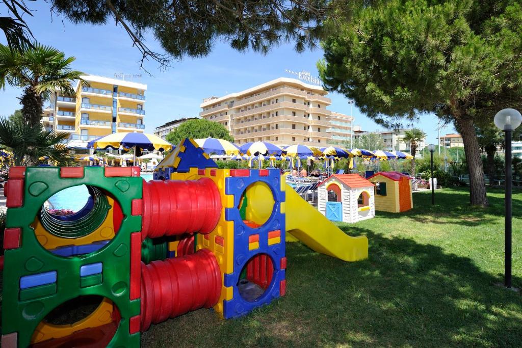 - une aire de jeux dans un parc avec des équipements et des parasols dans l'établissement Hotel Bellevue, à Bibione