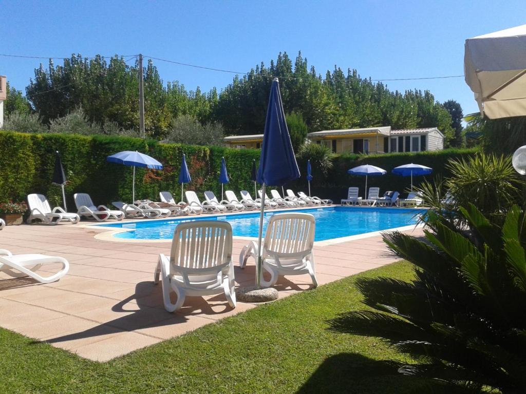 un groupe de chaises et de parasols à côté d'une piscine dans l'établissement Hotel Fornaci, à Peschiera del Garda