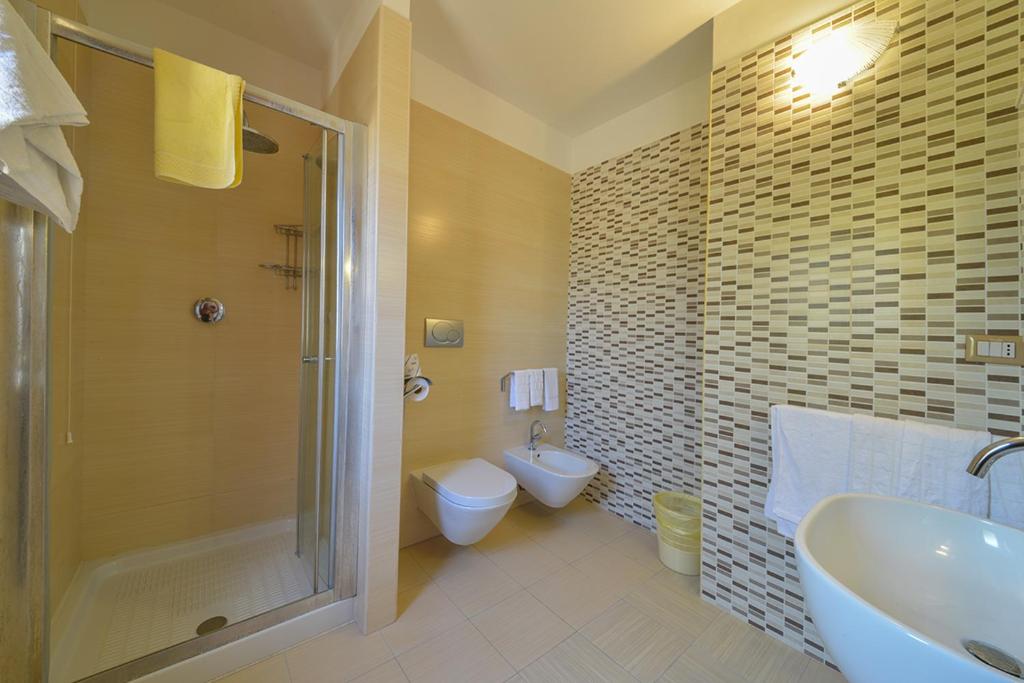une salle de bain avec toilettes, lavabo et douche dans l'établissement Hotel Incontro, à Peschici