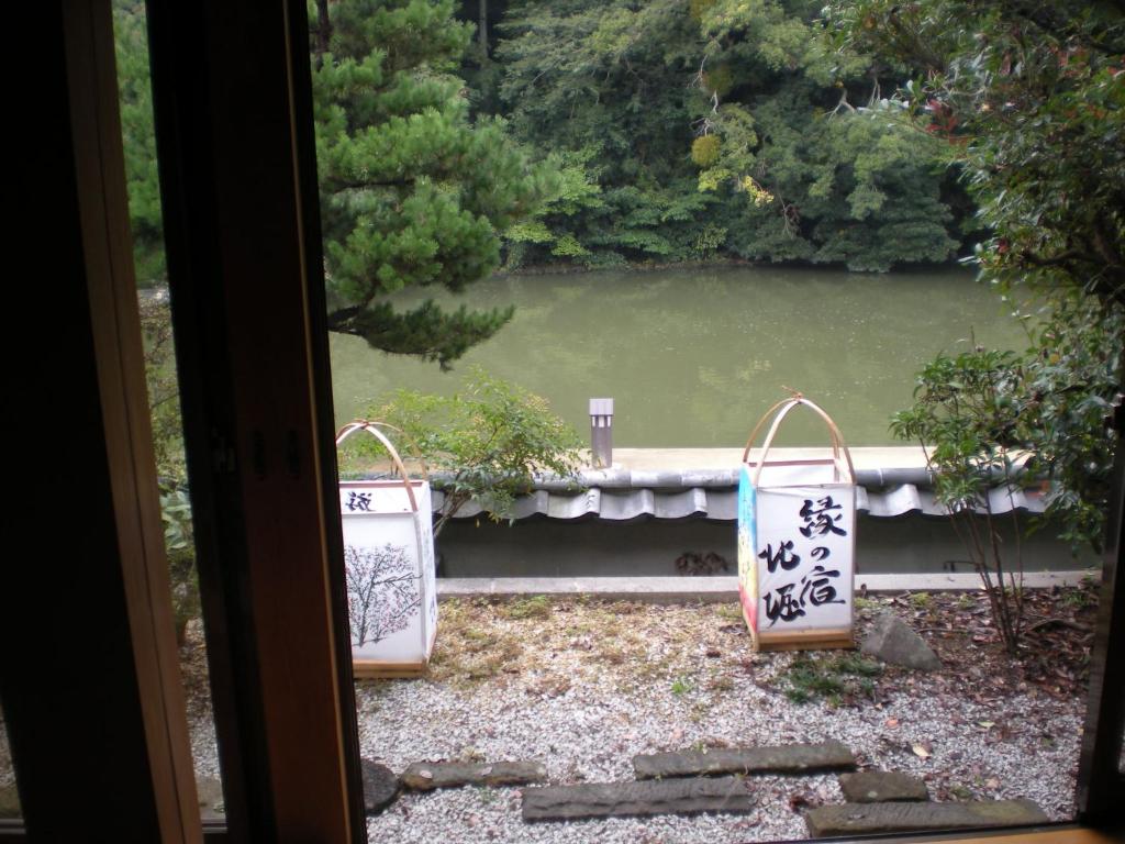 - une vue sur un étang depuis la fenêtre dans l'établissement 縁の宿 北堀, à Matsue