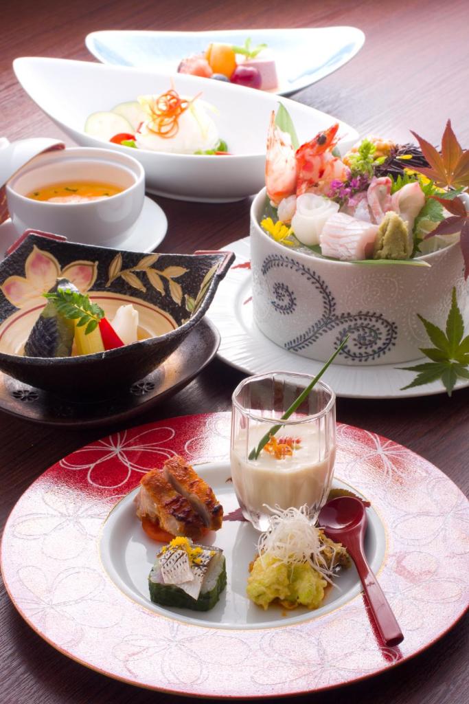 - une table avec des assiettes de nourriture et des bols de soupe dans l'établissement Uminoyasuragi Hotel Ryugu, à Kami Amakusa 37 autres photos