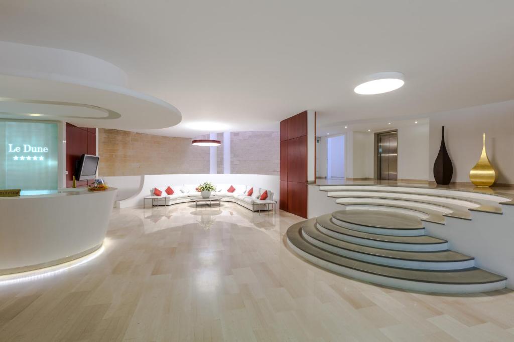 un hall avec une rangée de chaises dans un bâtiment dans l'établissement Valtur Baia del Gusmay Beach Resort, à Peschici