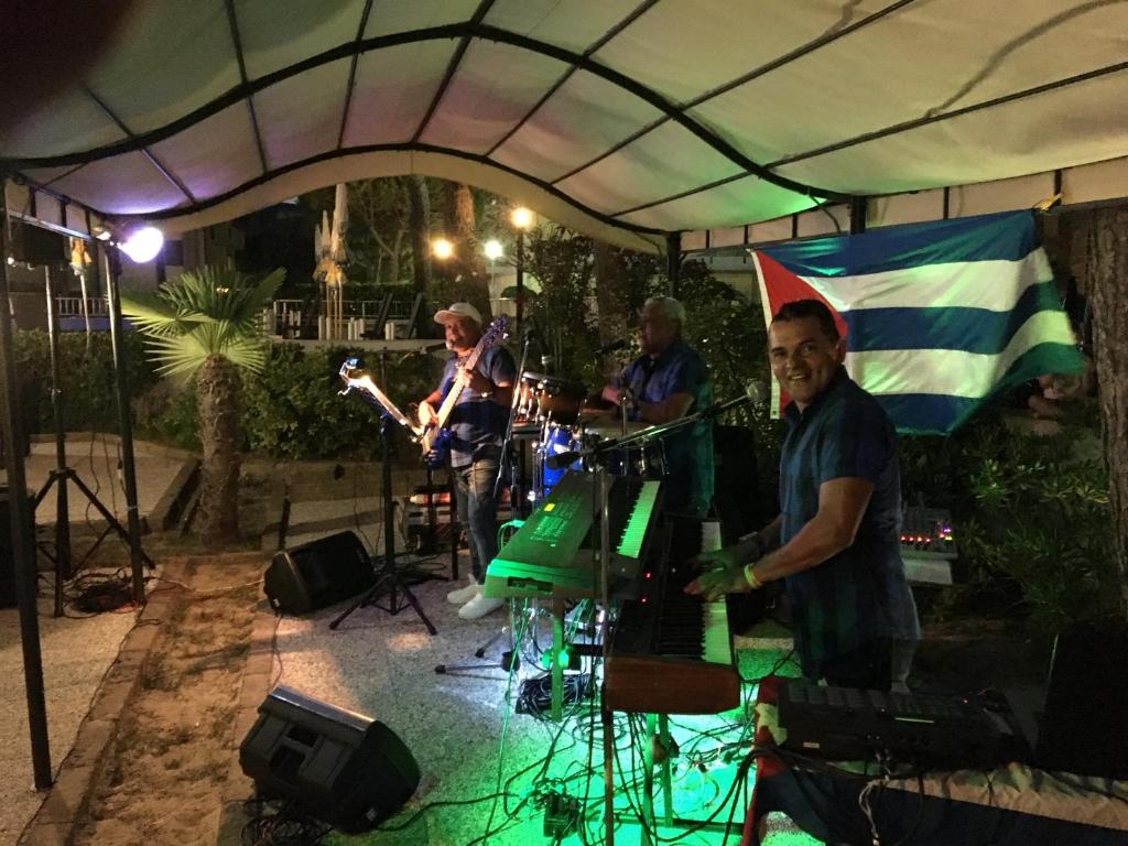 un groupe de personnes jouant de la musique sous une tente dans l'établissement Hotel La Bussola, à Lido di Jesolo 71 autres photos