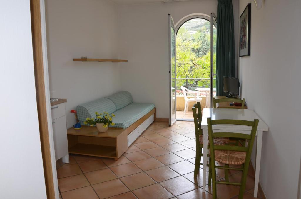 un salon avec un canapé et une table dans l'établissement Residence Pian Dei Boschi, à Pietra Ligure