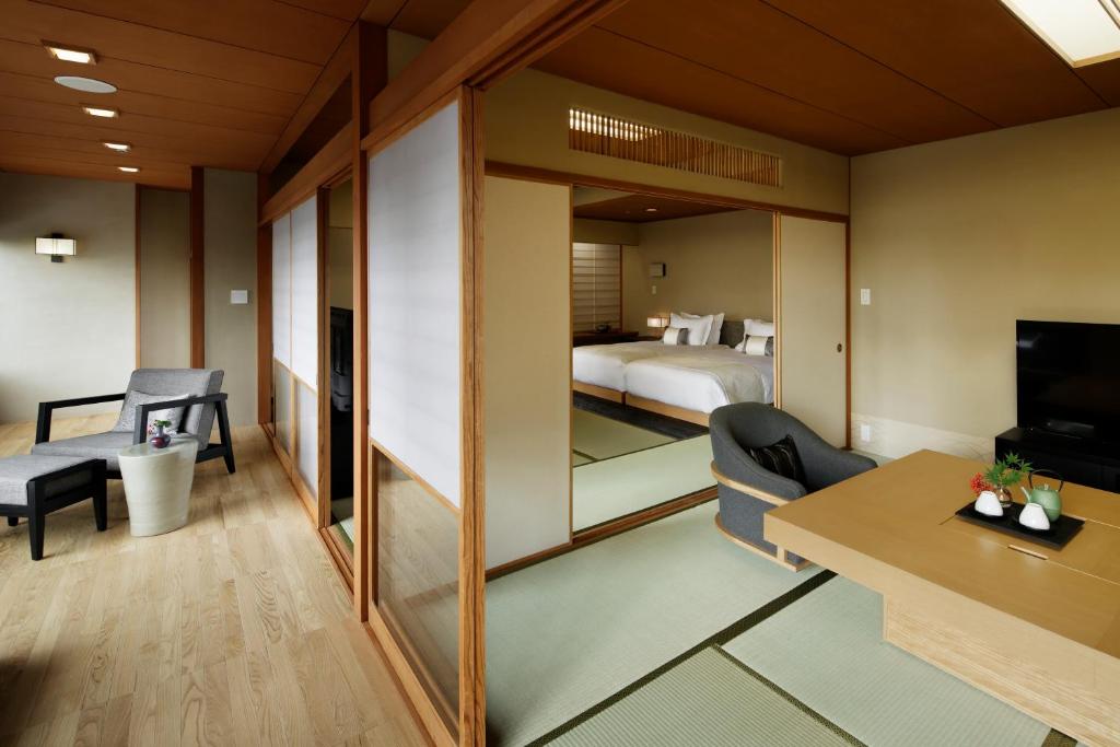 une chambre d'hôtel avec un lit, un bureau et une chaise dans l'établissement Takanawa Hanakohro - in Grand Prince Hotel Takanawa, à Tokyo 37 autres photos