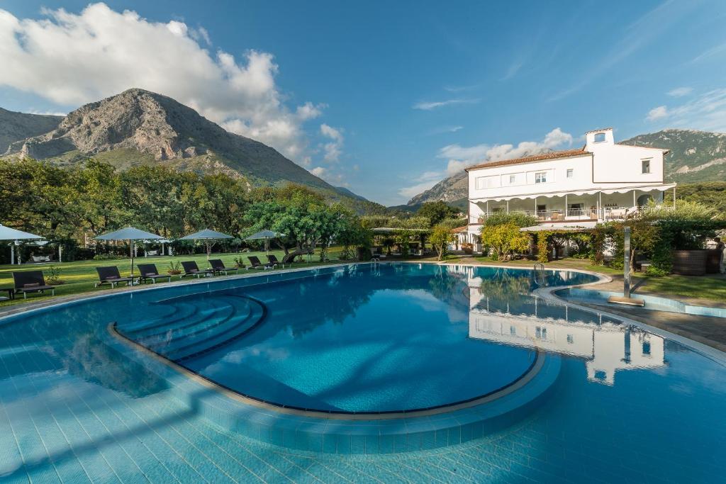 une grande piscine avec des montagnes en arrière-plan dans l'établissement Santavenere Hotel, à Maratea