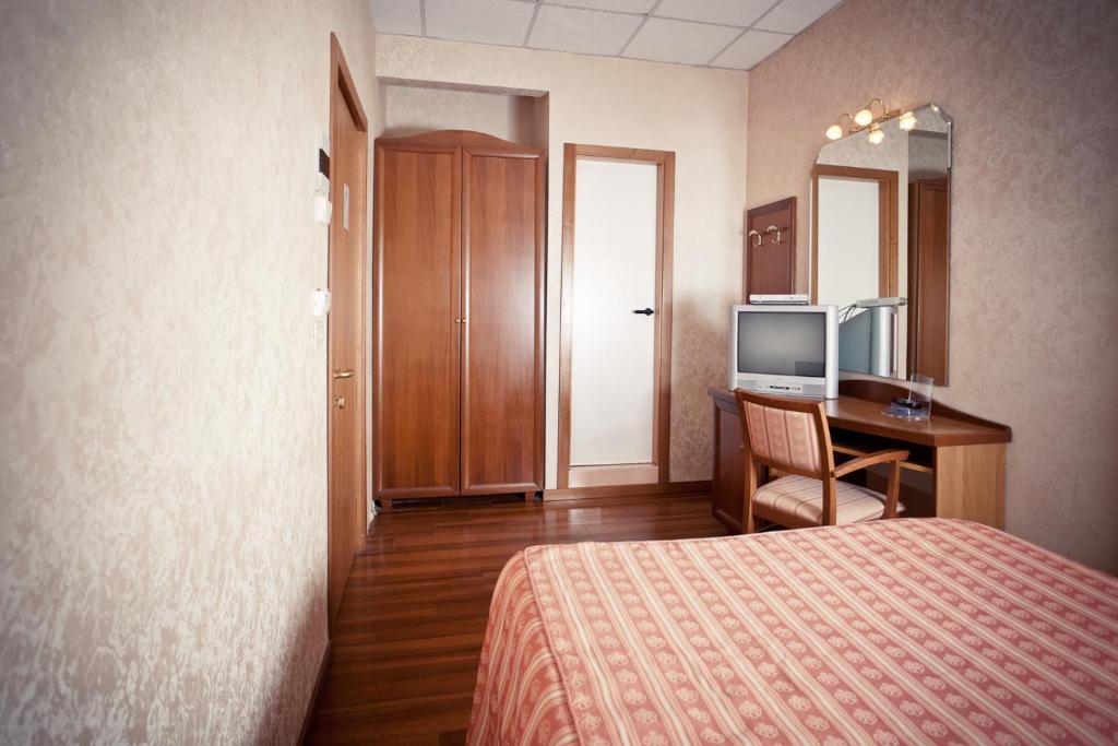 une chambre avec un lit et un bureau avec un ordinateur dans l'établissement Phi Hotel Ambra, à Pescara