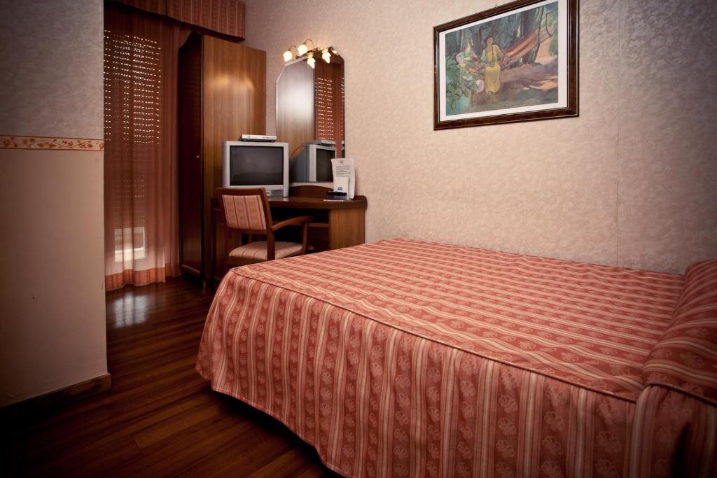 une chambre d'hôtel avec un lit et un bureau dans l'établissement Phi Hotel Ambra, à Pescara