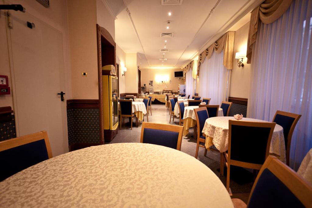 une salle à manger avec tables et chaises dans l'établissement Phi Hotel Ambra, à Pescara