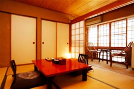 un salon avec une table et une salle à manger dans l'établissement Senshinkan Matsuya, à Yamanouchi