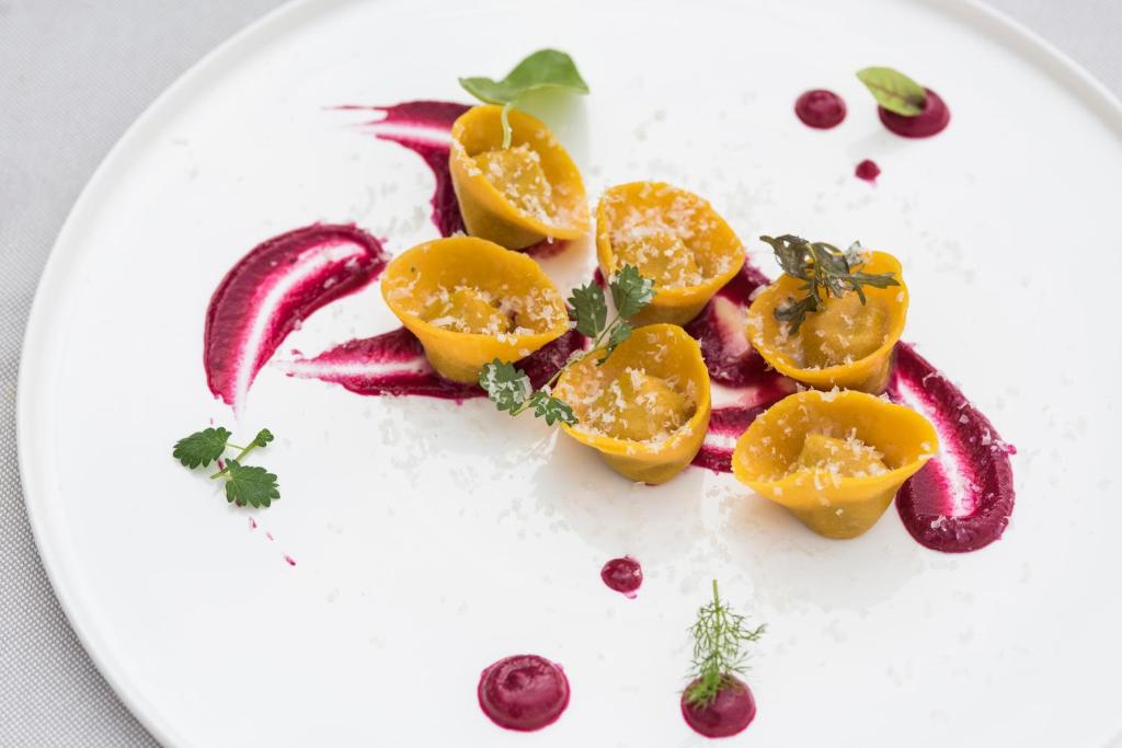 une assiette blanche avec des fruits et légumes sur elle dans l'établissement Seehotel Ambach, à Caldaro