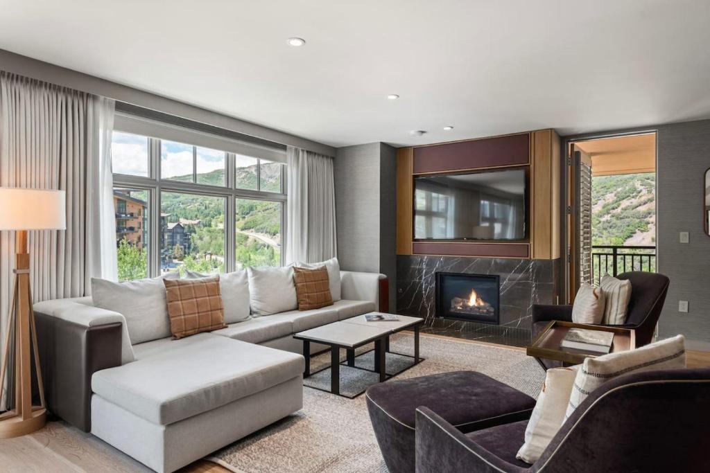 Luxe Resort Penthouse - Ski in Ski Out 3 Bedroom