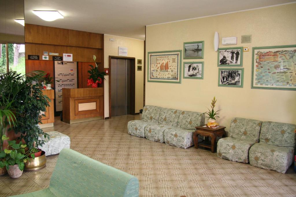 une salle d'attente avec deux canapés dans un hôpital dans l'établissement Hotel Marselli, à Rimini