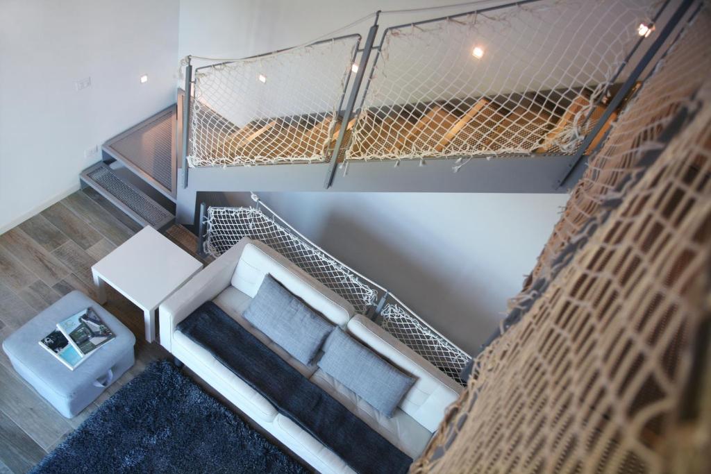 - une vue de tête sur une chambre avec un escalier dans l'établissement Le Golfette - Ville al Golf, à Manerba del Garda