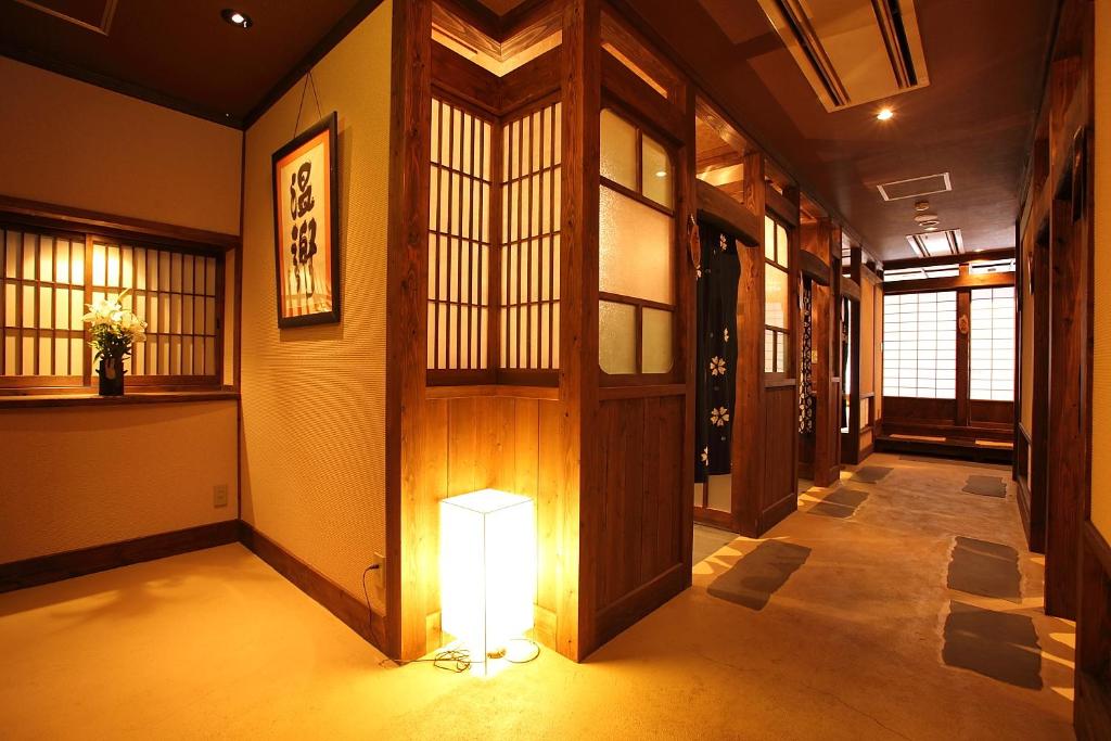 une lumière au milieu d'un couloir dans l'établissement Ryokan Yamanoyu, à Minamioguni