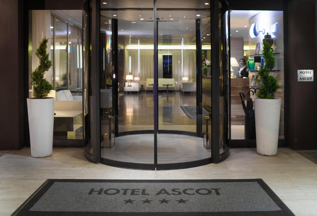 un panneau d'assoc devant une porte en verre dans l'établissement Hotel Ascot & Spa, à Rimini 104 autres photos